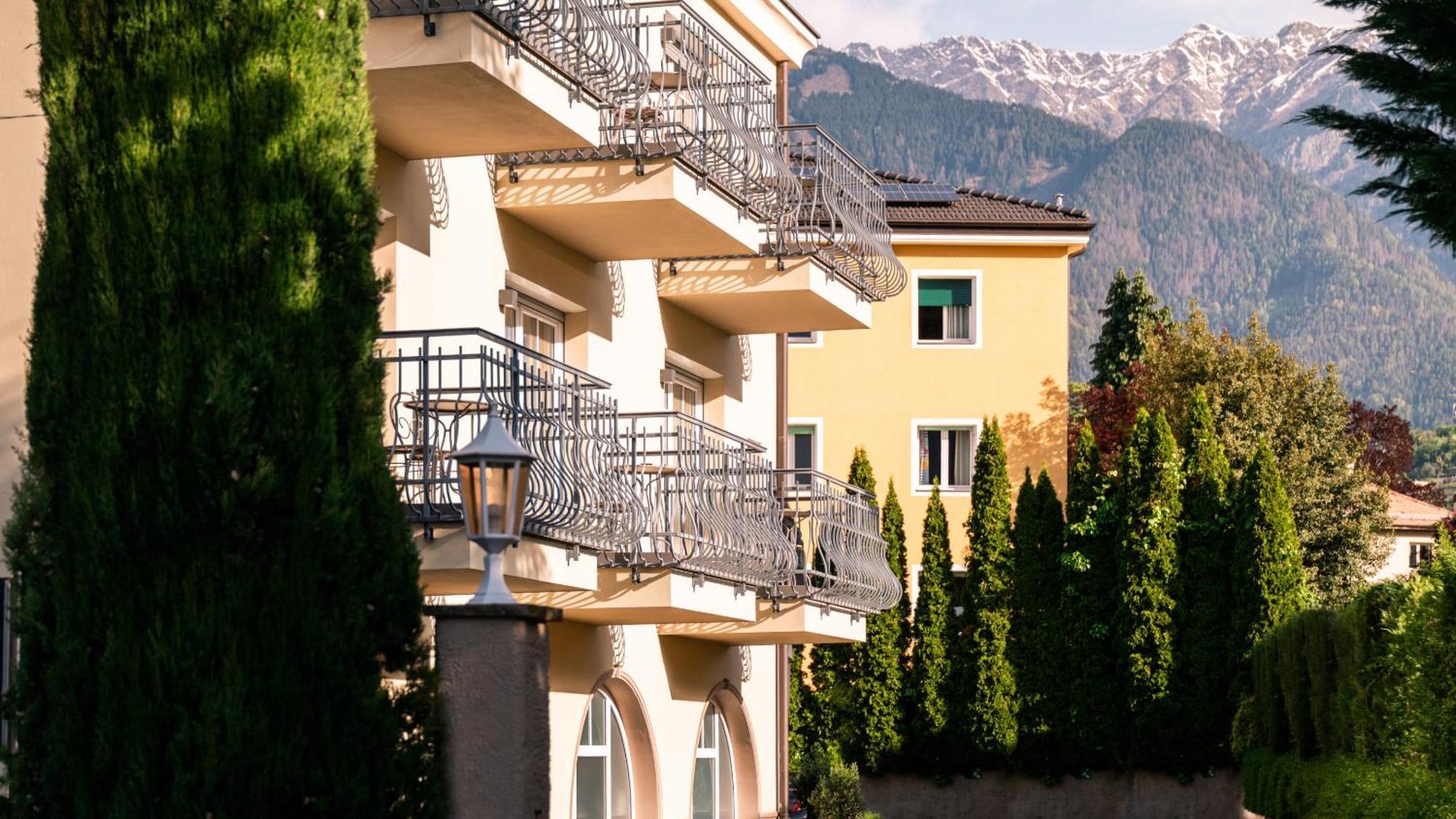 Laurus Hotel 3*