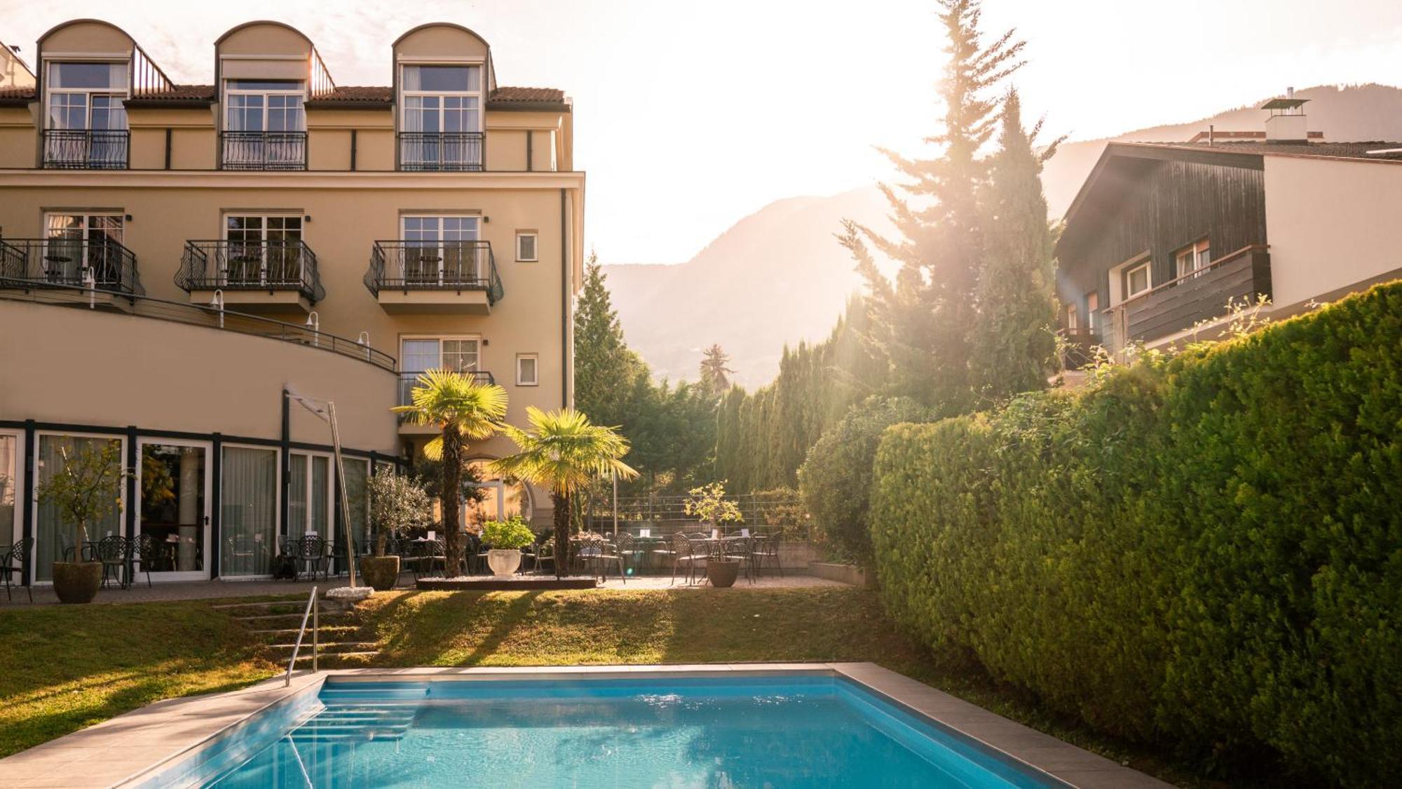 Laurus Hotel